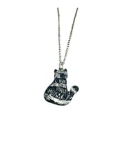 Siyah Nota Figürlü Kedi Kolye – Müzik Temalı Metal Takı – 60 cm Zincir – Unisex (Gümüş)