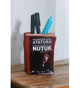Atatürk'ün Nutuk Kitabı Şeklinde Kalemlik 10 x 8 cm