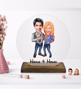 BK Gift Kişiye Özel Sevgililer Karikatürlü Yuvarlak Ahşap Standlı Biblo-50