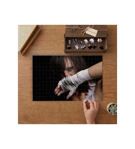 Eli Sargılı Kadın Tasarımı 240 parça Ahşap Puzzle Ahşap Kutuda MP00952