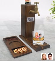 BK Gift Kişiye Özel Sevgililer Karikatürlü Viski Bardağı & Musluklu Doğal Ahşap İçki Standı & Masif Ahşap Dikdörtgen Sunum Tabağı Çerezlik Hediye Seti-19