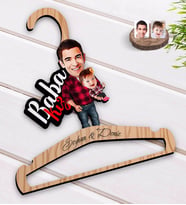 BK Gift Kişiye Özel Baba Kız Karikatürlü Standart Boy Ahşap Elbise Askısı-4