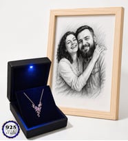 Işıklı Kutuda 925 Ayar Gümüş Daldaki Kelebek Tasarımlı Kolye ve Kişiye Özel Karakalem Fotoğraflı Ahşap Çerçeve