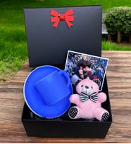 Size Özel Fotoğraflı Siyah Hediye Kutusu, Renkli Kahve Fincanı ve Pembe Peluş Anahtarlık (Mavi)