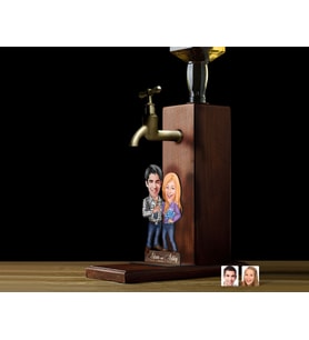 BK Gift Kişiye Özel Sevgililer Karikatürlü Musluklu Ahşap Viski Standı-17, Viski Çeşmesi, Doğum Günü Hediyesi, İçecek Dispenseri