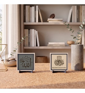 Çalışma Odası, Komodin ve Kitaplık İçin Lafz-ı Celâl Stantlı Tasarım ve Damla Hat Besmele İkili Takım 10x10 cm, Pudra - Kül Gri
