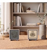 Çalışma Odası, Komodin ve Kitaplık İçin Lafz-ı Celâl Stantlı Tasarım ve Damla Hat Besmele İkili Takım 10x10 cm, Pudra - Kül Gri