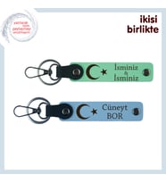 Komşuya İnce Sürpriz, Ay Yıldız Temalı İsim Yazılı 2’li Anahtarlık Hediyesi, Açık Yeşil-Gök Mavi