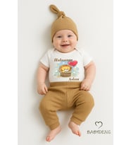 BABYDEN’S Halasının Aslanı Baskılı 3’lü Kısa Kol Bebek Takımı – %100 Pamuk Body, Ribana Pantolon & Bere (Kahverengi)