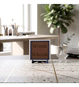 “Yâ Fettâh Yâ Rezzâk” Yazılı Standlı Dekoratif Obje, Esmaül Hüsna Temalı Manevi Değeri Yüksek Masaüstü Tasarımı 10x10 cm