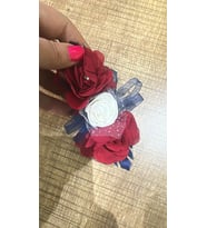 RENKLİ KIRMIZI BEYA ZÇİÇEKLİ BROŞ YAKA İĞNESİ 11X5 CM