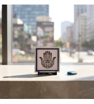 Hamsa Tasarımlı Zarif Dekoratif Aksesuar, Modern ve Asil Duruşuyla Çalışma Masası İçin 10x10 cm