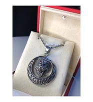 Aslan (Lion) Gotik Erkek Çelik Kolye • Işıklı Kutuda • Sevgiliye • Eşe • Babaya • Arkadaşa Kolye