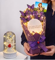 Aynalı Tasarım Fotoğraflı Led Işıklı Mor Kelebek Buketi (Led Işıklı Fanus Hediyeli) (Model 1)