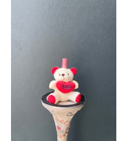 Vücut Spreyi Çilek Aromalı Kırmızı Başlıklı Peluş Love Ayıcık İçerisinde Doldurulabilir El ve Yüz Spreyi 10 ML
