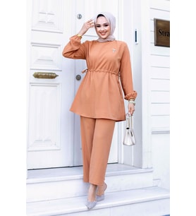 Bronş Detaylı Tesettür Camel Takım 