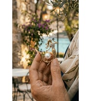 İnci Detaylı Kristal İşlemeli Deniz Kızı Broş