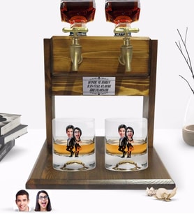 BK Gift Kişiye Özel Renkli Baskılı Sevgililer Karikatürlü İkili Viski Bardağı ve Çift Musluklu Doğal Ahşap Viski Standı-6 (Model 1)
