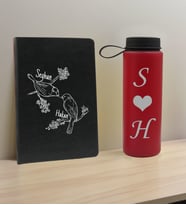 BK Gift Sevgiliye Özel İsimli Siyah Defter ve Kırmızı Cam Matara Hediye Seti-6, Sevgiliye Hediye, Sevgililer Günü, Yeni İş Hediyesi