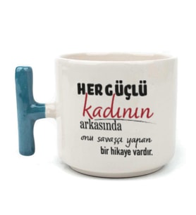 Her Güçlü Kadının Arkasında Baskılı Kadınlar Günü Mavi Kulplu T Kupa