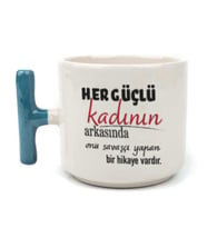 Her Güçlü Kadının Arkasında Baskılı Kadınlar Günü Mavi Kulplu T Kupa