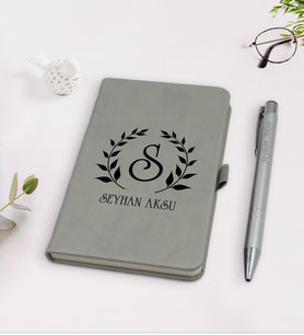 BK Gift Kişiye Özel Çelenk Baş Harfli İsimli Gri Termo Deri Defter Kalem Seti-4