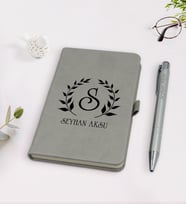 BK Gift Kişiye Özel Çelenk Baş Harfli İsimli Gri Termo Deri Defter Kalem Seti-4