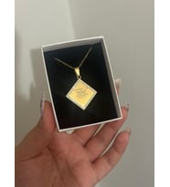 316 L ÇELİK NAZAR DUASI YAZILI ARKASINA İSİM YAZILIR ZİRKON TAŞLI ŞIK GOLD KOLYE (ANLAMLI HEDİYE-SEVGİLİLER GÜNÜ HEDİYESİ-ÖZEL GÜN HEDİYE)