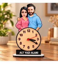 2 Kişilik Çift Karikatürlü Kişiye Özel Karikatürlü 18 cm MDF Dikey Masa Saati - Sevgiliye ve Eşe Hediye Sevgililer Günü ve Yıl Dönümü Hediyesi Pembe