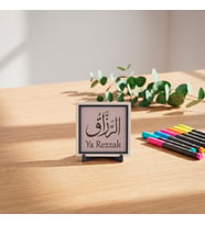 Dua ve Bereket Vurgulu Hat Sanatı Bereket ve Rızık Simgesi Ya Rezzak Motifli Tasarım Obje - İç Mimariyi Tamamlayan Bir Detay, Çalışma Alanına Değer Katan Özel Hediyelik (Mini) 10x10 cm