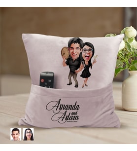 BK Gift Kişiye Özel Sevgililer Karikatür Tasarımlı Organizer Kumanda ve Atıştırmalık Cepli Pembe Kırlent Yastık-18 Arkadaşa Hediye, Cepli Yastık
