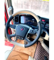 DİKİŞLİ DİREKSİYON KILIFI SİYAH DERİ KREM DERİ SCANİA TIR KAMYON İÇİN (FOTODAKİ DİREKSİYONA)