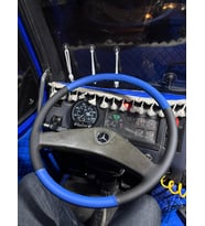DİKİŞLİ DİREKSİYON KILIFI SİYAH / MAVİ DERİ SİYAH DİKİŞLİ MERCEDES 2521 KAMYON TIR İÇİN