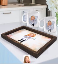 BK Gift Kişiye Özel Kadın Diş Hekimi Karikatürlü Doğal Ahşap Tepsi ve 2’li Kupa Bardak Seti-1