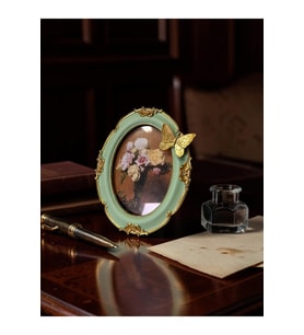 Kişiye Özel Fotoğraflı Vintage Oval Fotoğraf Çerçevesi Kelebek Detaylı Turkuaz Yeşil Altın Reçine 23 x 18,5 cm Masaüstü Çerçeve