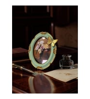 Kişiye Özel Fotoğraflı Vintage Oval Fotoğraf Çerçevesi Kelebek Detaylı Turkuaz Yeşil Altın Reçine 23 x 18,5 cm Masaüstü Çerçeve