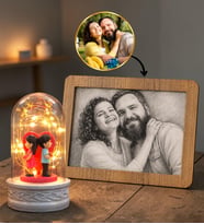 Kişiye Özel Hediye Seti Sırt Sırta Çiftli Fanus ve Karakalem Fotoğraf Çerçevesi