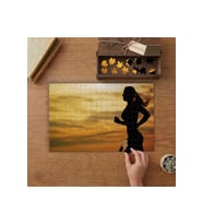 Günbatımında Koşu Yapan Kadın Tasarımı 240 parça Ahşap Puzzle Ahşap Kutuda MP00105