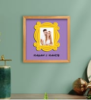 BK Gift Kişiye Özel Fotoğraflı Friends Kapı Çerçevesi Kabartmalı Ahşap Tablo