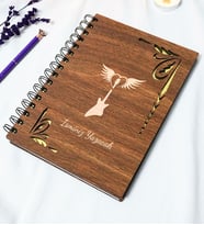 Kişiye Özel Uçan Gitar Desenli Ahşap Kapaklı Defter - Ajanda - İsme Özel - A5 60 Yaprak (120 SAYFA) Hediyelik (Gold)