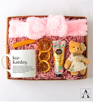 Özel Tasarım Kız Kardeş Hediye Seti- Beyaz Kupa - Peluş Bandana - Peluş Ayıcık Anahtarlık - Eyüp Sabri Tuncer El Kremi - Çubuk Tarçın - Kuru Limon Dilimi - Özel Tasarım Hediye Kutusu