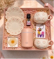 El Yapımı 2 li Kabartma Pembe Ppatya Jumbo Fincan & Aroma Difüzör Seti & Harf Anahtarlık & Ppatya Mum