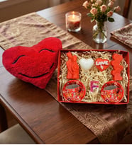 El Yapımı Kırmızı Çini Fİncan & Kalp Yastık & Epoksi Harf Anahtarlık Ve 4lü Love Mum Seti