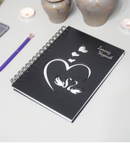 Kişiye Özel Kuğu Aşk Desenli Ahşap Kapaklı Defter - Ajanda - İsme Özel - A5 60 Yaprak (120 SAYFA) Hediyelik (Gümüş)