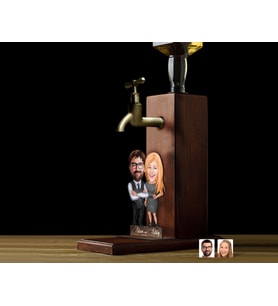BK Gift Kişiye Özel Sevgililer Karikatürlü Musluklu Ahşap Viski Standı-29, Viski Çeşmesi, Doğum Günü Hediyesi, İçecek Dispenseri