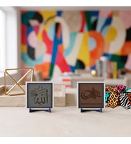 Deri Detaylı Esma Vurgulu Allah Celle Celâluhû Ayeti ve Orijinal Metinli Bismillâhirrahmânirrahîm İle Masanıza Manevi Huzur Taşıyan İkili Set 10x10 cm, Açık Kahve - Kül Gri