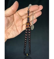 TOZ KEHRİBAR TESBİH BORDO SARI SÜRMELİ BEYZİ KESİM 12,5MMX8,5MM T-696 (Çok Renkli)