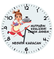 Biresimden Anneye Hediye Mutfağın Kraliçesi İsimli Cam Duvar Saati