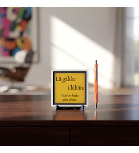 “Lâ Gâlibe İllâllâh” Yazılı Dekoratif Obje, Güç ve İnanç Hissini Yansıtan Zarif Standlı Masaüstü Hatırası 10x10 cm