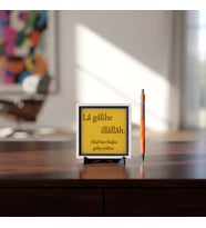 “Lâ Gâlibe İllâllâh” Yazılı Dekoratif Obje, Güç ve İnanç Hissini Yansıtan Zarif Standlı Masaüstü Hatırası 10x10 cm